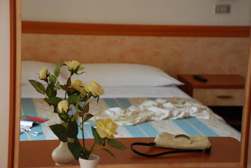 Hotel Serenella Vintage Rimini Ngoại thất bức ảnh